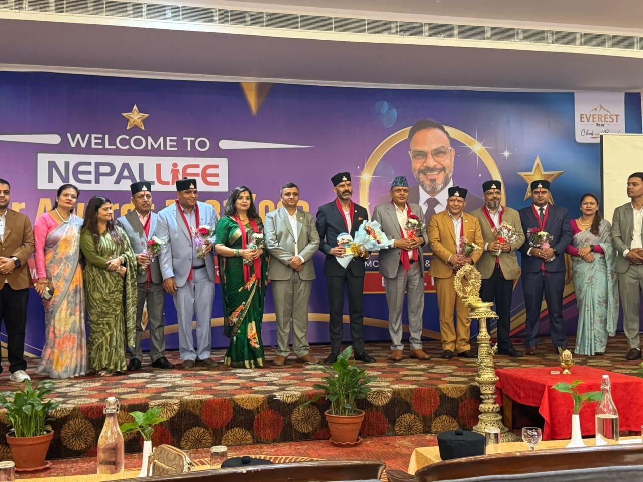 नेपाल लाइफको गण्डकीमा तारा अवार्ड सम्पन्न, ६८ अभिकर्ता सम्मानित